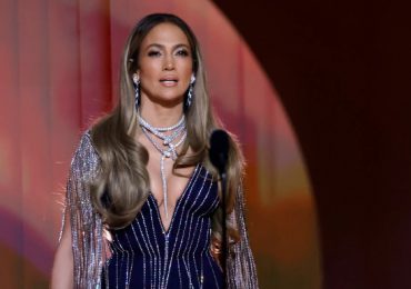 Jennifer López deslumbra en Premios Grammys
