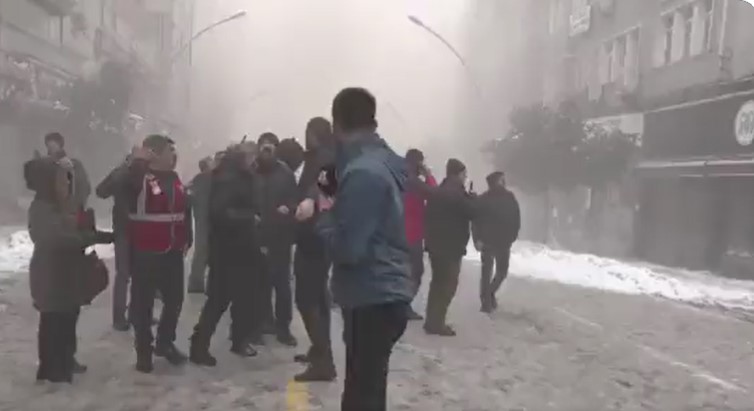 VIDEO: Transmisión de TV turca capta momento que se derrumba edificio tras sismo; equipo de prensa sale ileso