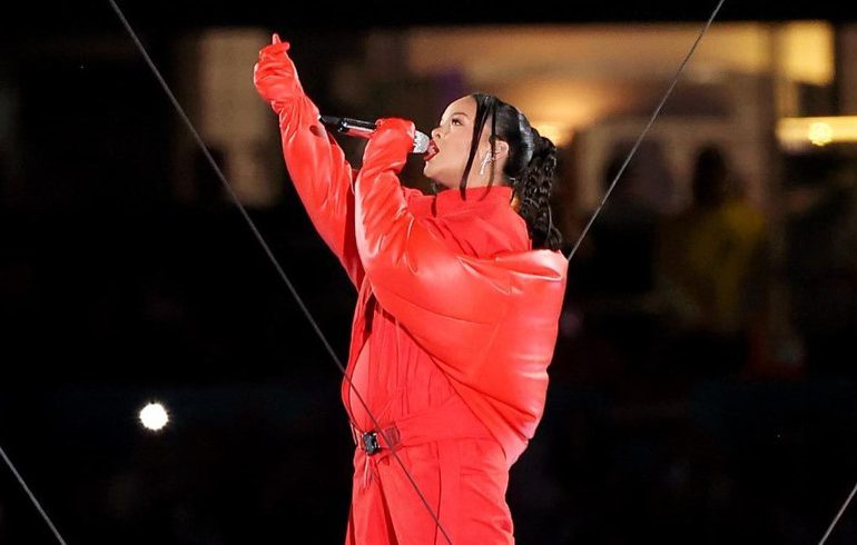 VIDEO | Rihanna se roba los reflectores en el Súper Bowl de la NFL