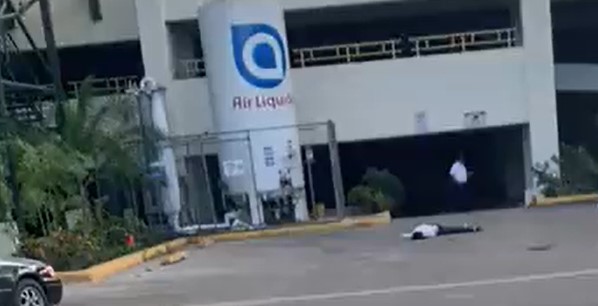 VIDEO | Un hombre se lanza desde el 7mo. piso de centro de salud en Santiago