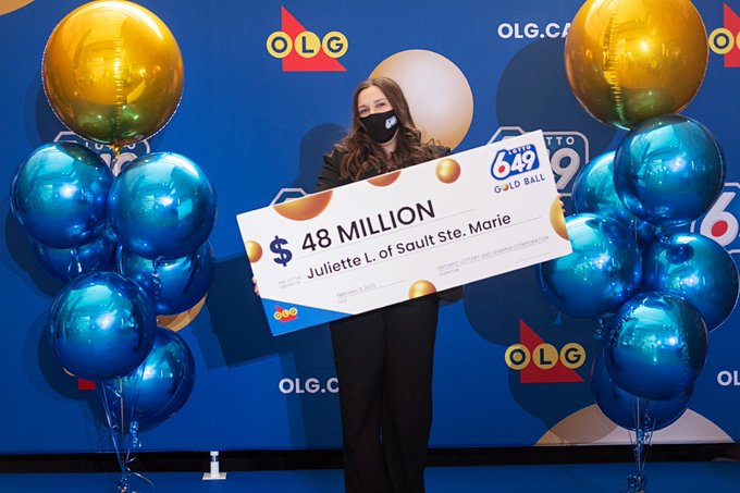 Joven de 18 años juega por primera vez la lotería gana 36 millones de dólares