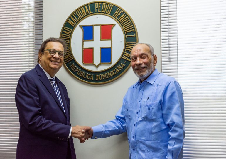 El economista Dennis Simó dona biblioteca personal a la UNPHU