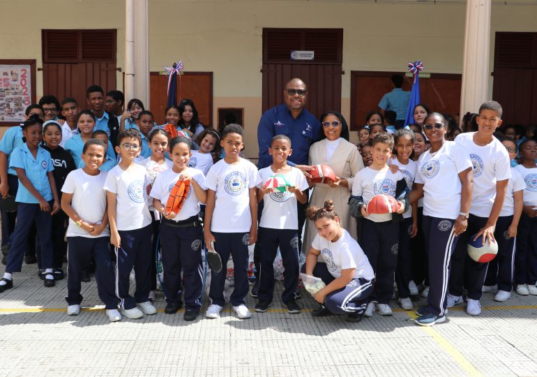 INEFI entrega utilería deportiva al colegio Santa Clara en la Ciudad Colonial