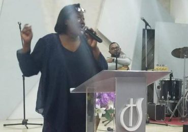 Pastora presenta libro "Poder Grandioso de Dios"; llama a interpretar las revelaciones