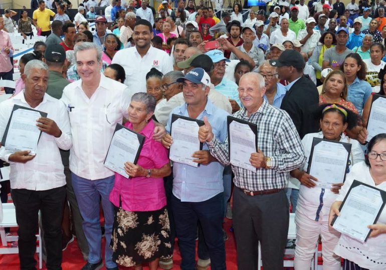 Presidente Abinader entrega 200 de 385 Títulos de Propiedad en Pedernales