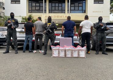 Arrestan cuatro hombres y ocupan 30 paquetes presumiblemente cocaína en Piantini