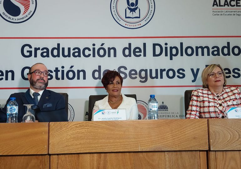 VIDEO | Josefa Castillo entrega certificados a egresados del Diplomado en Gestión de Seguros y Riesgos