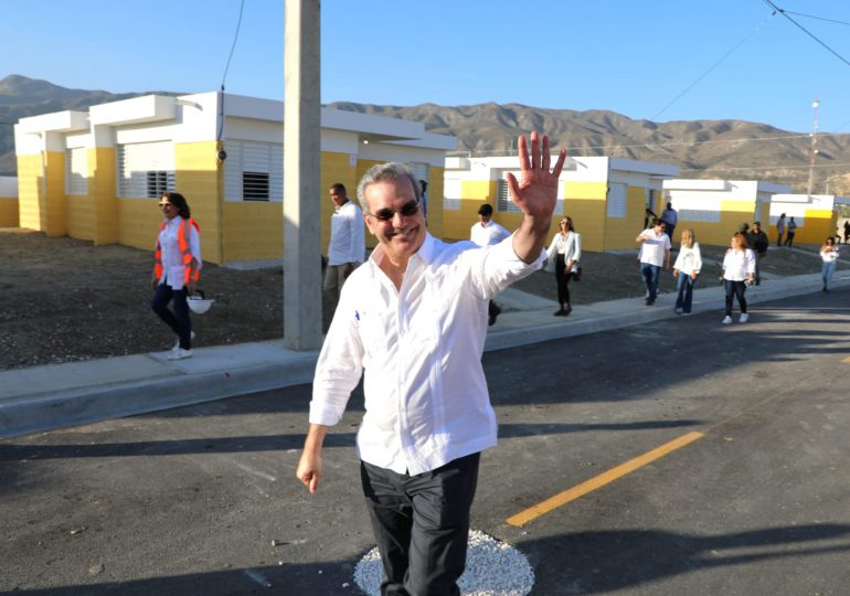 Abinader entrega 390 viviendas completamente amuebladas a familias desplazadas en Monte Grande