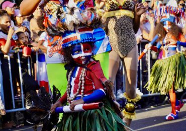 Carnaval de Santo Domingo Este: masivo, alegre y sin violencia