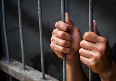 Dictan un año de prisión preventiva para mujer que estranguló a hija de 11 años