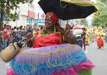 El Carnaval San Cristóbal sigue este domingo con 17 comparsas llenas de alegría y colorido