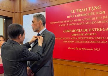 Gobierno de Vietnam condecora a Miguel Mejía con orden de la amistad