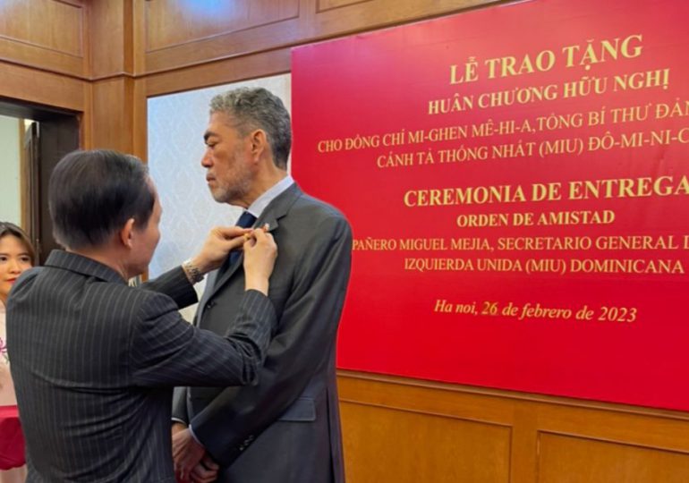 Gobierno de Vietnam condecora a Miguel Mejía con orden de la amistad