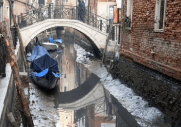 Un fenómeno de bajas mareas seca a los canales de Venecia