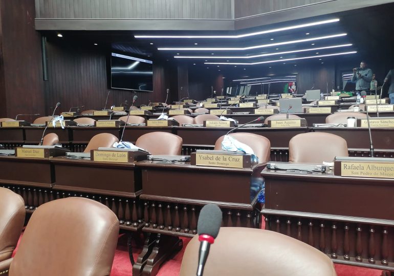 Diputados PLD abandonan sesión por supuesta compra de alcaldes por funcionarios del Gobierno