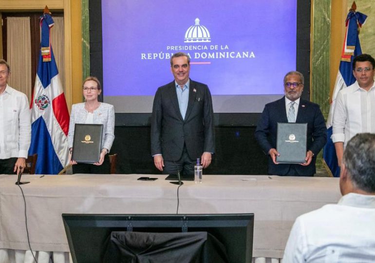 Gobierno RD firma histórico acuerdo de transporte aéreo con Canadá