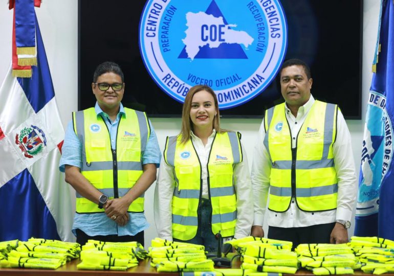 Liga Municipal Dominicana dona 500 chalecos reflectores al COE