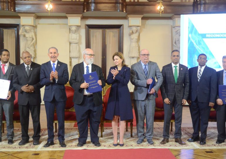 Raquel Peña y ministro del MESCYT entregan Premio Nacional de las Ciencia 2022