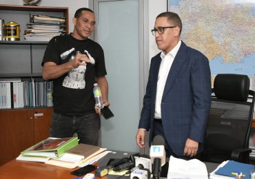 MOPC escucha reclamos de hombre subió a torre del Estadio Quisqueya