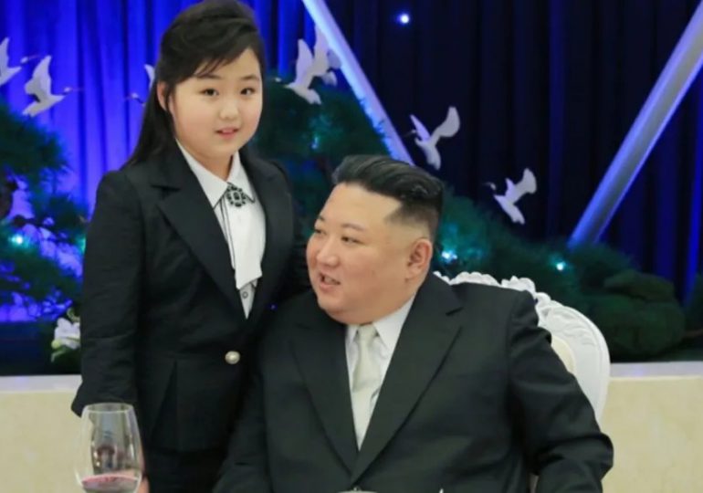 Kim Jong Un lleva a su hija a un lujoso banquete militar, ¿la está preparando como su sucesora?