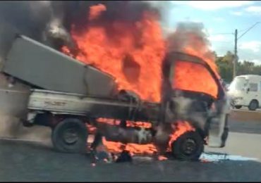 VIDEO | Se registra el incendio de una guagua platanera en la avenida Luperón