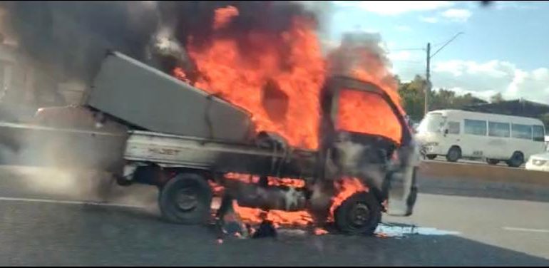 VIDEO | Se registra el incendio de una guagua platanera en la avenida Luperón
