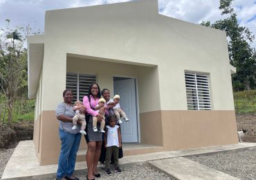 Ministerio de la Vivienda entrega casa a joven madre de trillizos en Cotuí