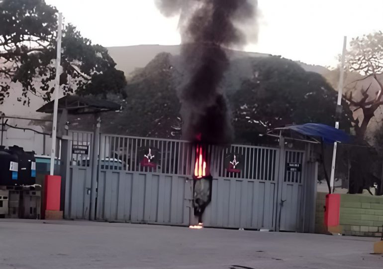 Video | Haitianos queman puerta binacional en Elías Piña