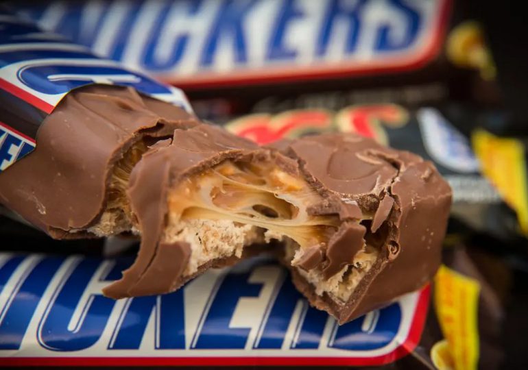 Multan al fabricante de Snickers tras caer dos empleados en tina con chocolate