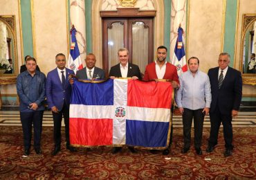 VIDEO | Presidente Abinader entrega bandera nacional al equipo representará a RD en Clásico Mundial