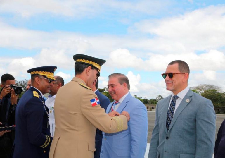 Héctor Porcella recibe medalla del Vuelo Panamericano por aportes del IDAC al fortalecimiento de aviación civil