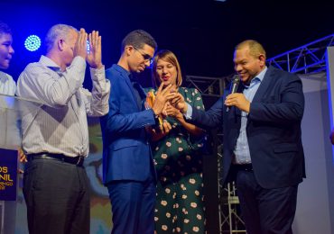 Alcalde Carlos Guzmán reconoce a 11 destacados jóvenes en Premios Juveniles SDN 2022