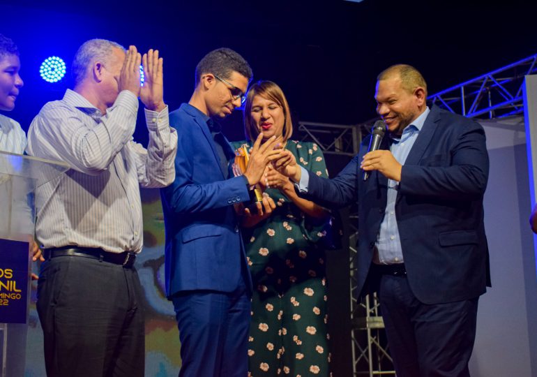 Alcalde Carlos Guzmán reconoce a 11 destacados jóvenes en Premios Juveniles SDN 2022