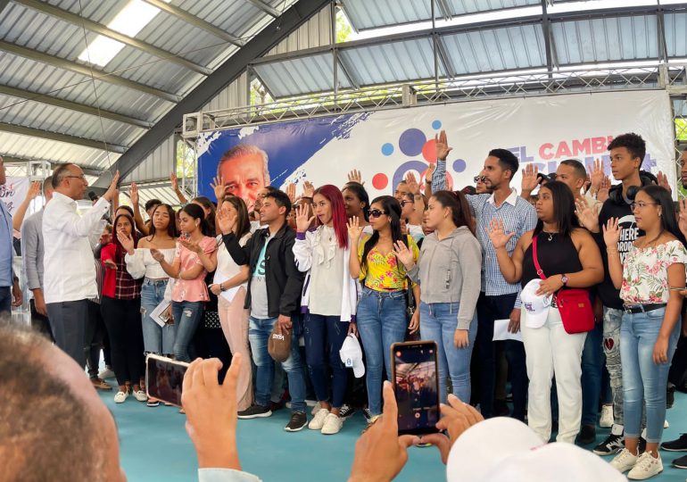 Rafa Santos juramenta a más de 1,000 jóvenes nuevos en el movimiento “Mi Familia con el Cambio” en Espaillat