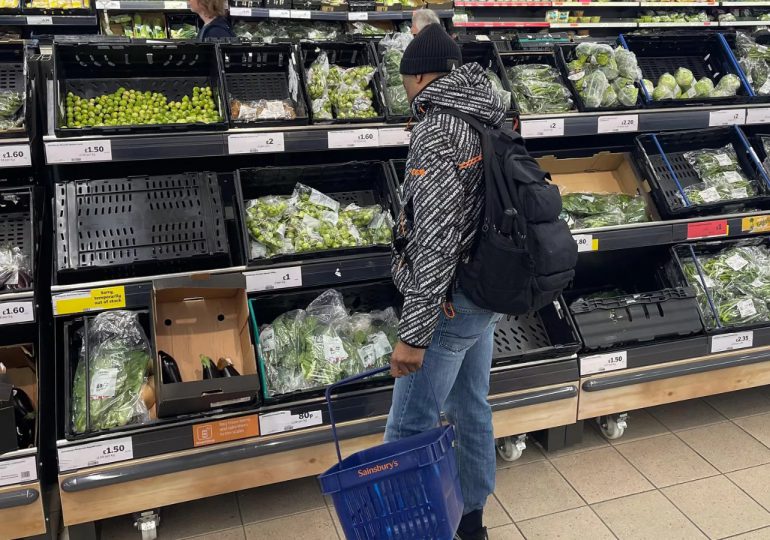 Desabasto en el Reino Unido: varios supermercados limitan la venta de ciertas frutas y verduras