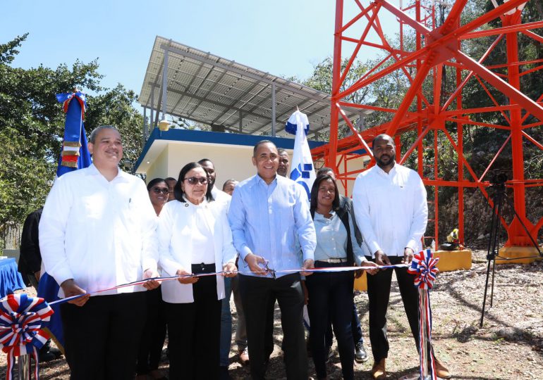 Indotel y Medio Ambiente dejan en funcionamiento estación Fotovoltaica en la Guázara, Barahona 