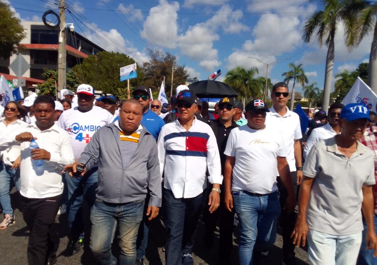 Radhamés González encabeza grupo de manifestantes que piden reelección de Luis Abinader