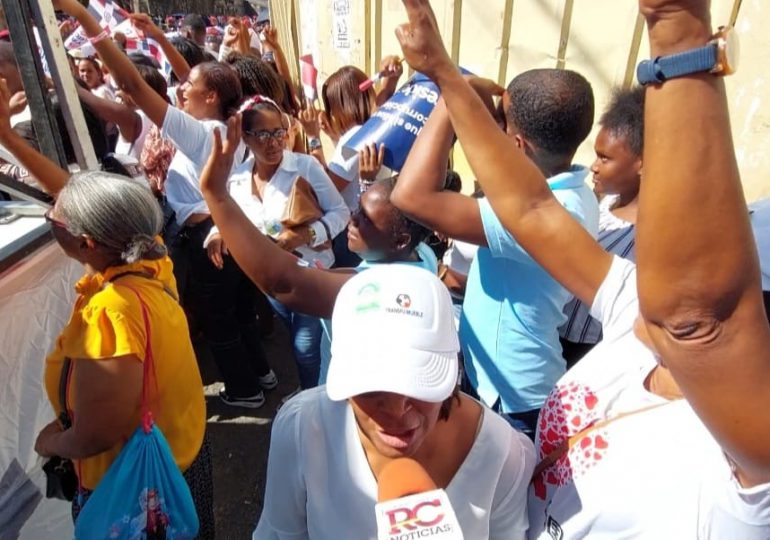 VIDEO | Simpatizantes de la reelección desafían en sol y esperan a Luis Abinader en el Altar de la Patria