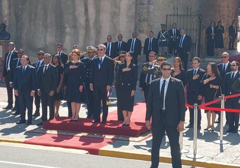 VIDEO | Abinader deposita ofrenda floral en Altar de la Patria, mientras seguidores gritan "cuatro más"