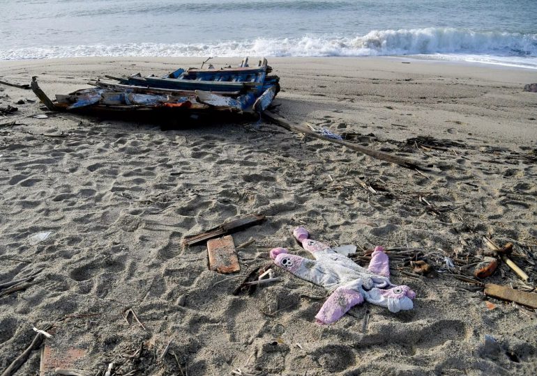 Ataúdes blancos para niños muertos en el naufragio en Italia
