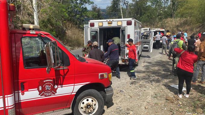 Dos muertos y varios heridos en accidente entre varios vehículos en carretera Jarabacoa-La Vega