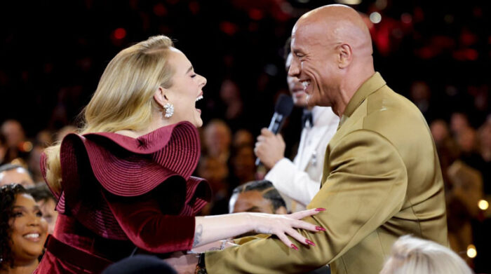 Adele conoce a Dwayne Johnson "La Roca" en los Premios Grammy 2023