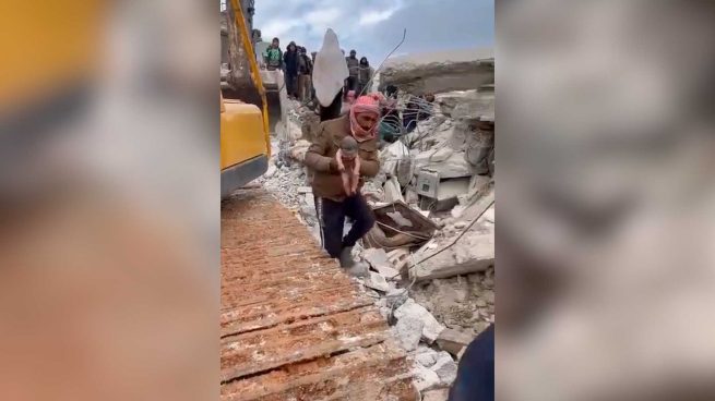 VIDEO | Una mujer da a luz a un ‘bebé milagro’ entre los escombros tras el terremoto en Siria