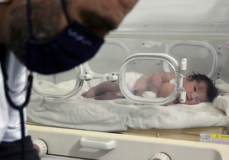 Bebé nacida bajo los escombros del terremoto evoluciona favorablemente en un hospital en Afrin, Siria