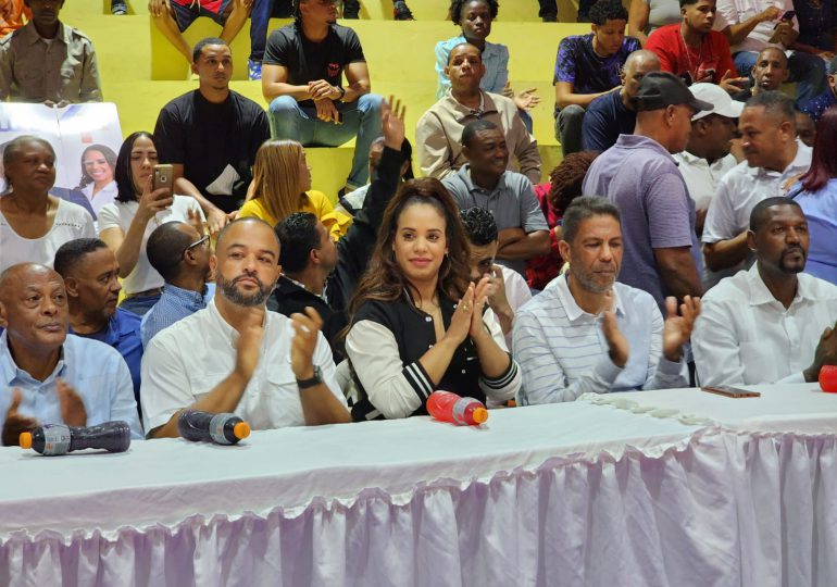 VIDEO| Diputada Betty Geronimo entrega un millón de pesos para torneo de baloncesto en SDN