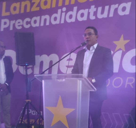 Demetrio Lluberes presenta precandidatura a senador de San Cristóbal por el PLD