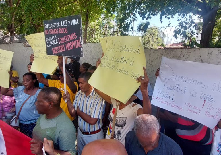 Comunitarios de Villa Mella protestan frente al SNS, exigen terminación de hospital municipal