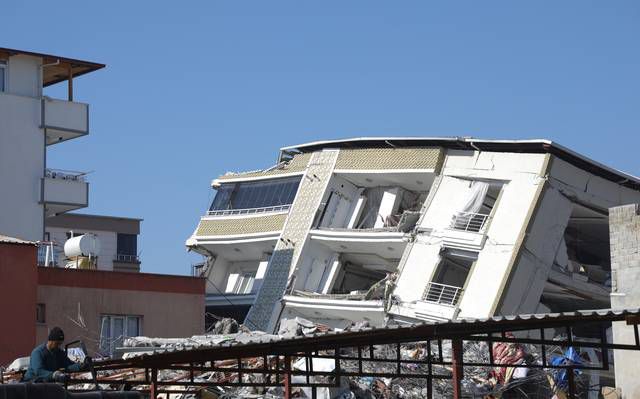 Detienen 12 personas por derrumbe de edificios tras terremoto en Turquía