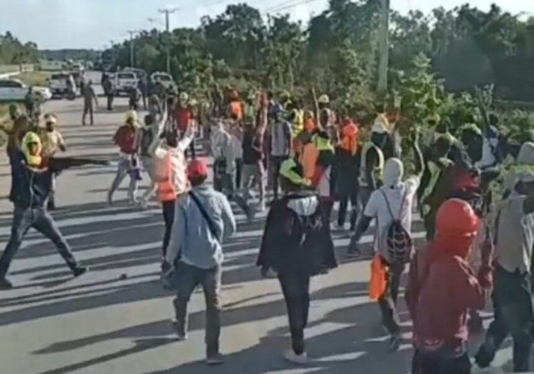 VIDEO | Enfrentamiento entre obreros haitianos e inspectores de Migración