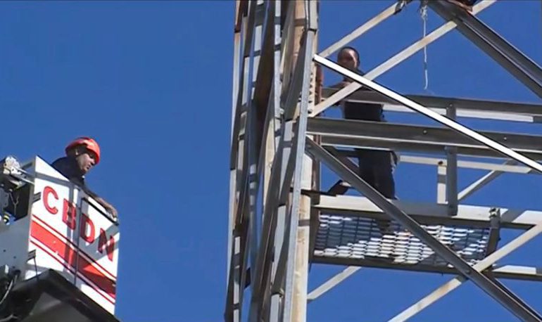 VIDEO| Rescate de hombre que intentó lanzarse de torre en el estadio Quisqueya